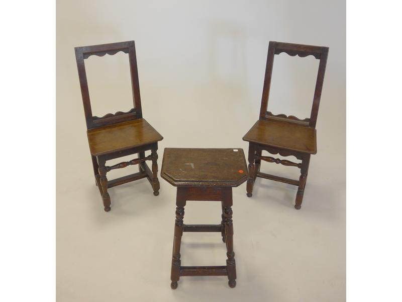 PAIRE DE CHAISES LORRAINES ET UN TABOURET...