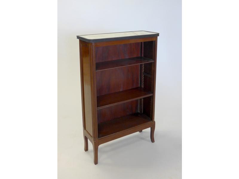 PETITE ETAGERE BIBUS en acajou à quatre niveaux,...