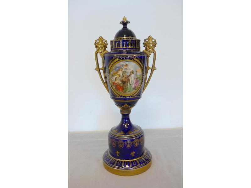 VASE COUVERT balustre à deux anses en porcelaine...