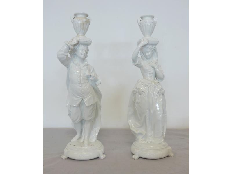 PAIRE DE FLAMBEAUX en porcelaine blanche...