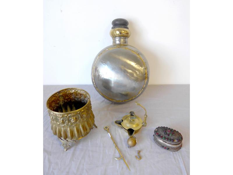 LOT DE BIBELOTS : gourde indienne en étain,...