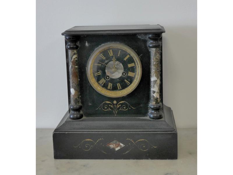 PENDULE BORNE en marbre noir, époque Napoléon...