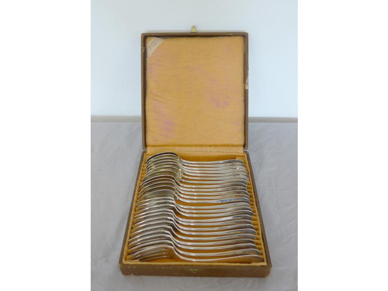 DOUZE COUVERTS en métal argenté, modèle baguette....