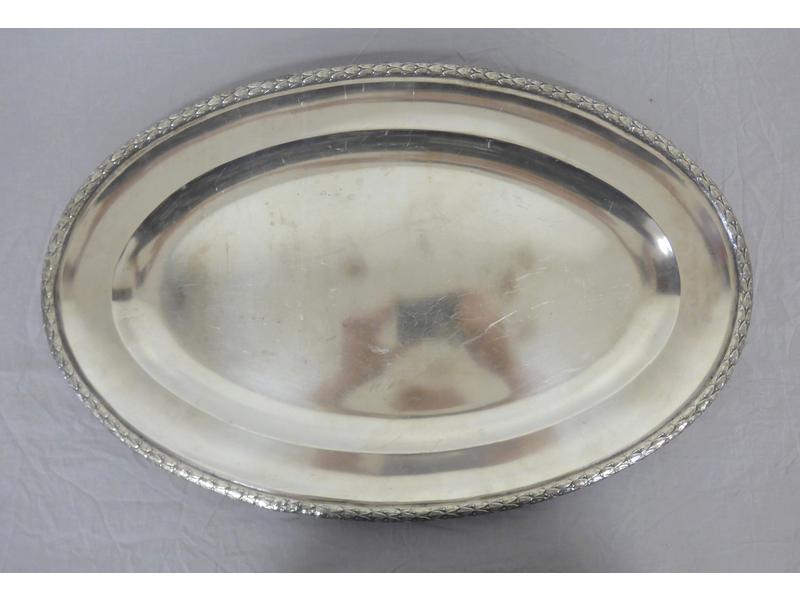 PLAT OVALE en métal argenté à frise de laurier...
