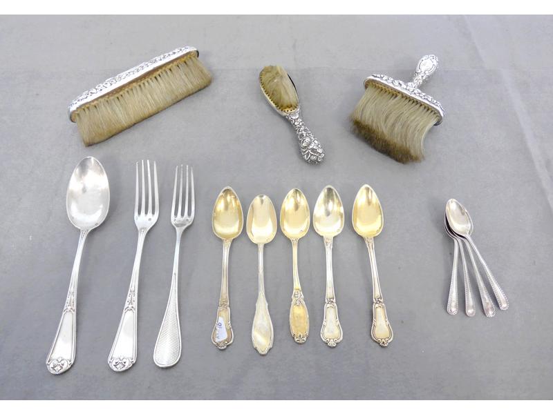 LOT EN ARGENT: TROIS BROSSES à décor de fleurettes,...