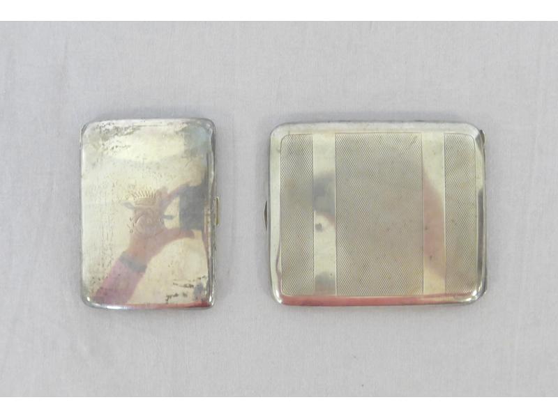 DEUX PORTE-CIGARETTES en argent, intérieur...