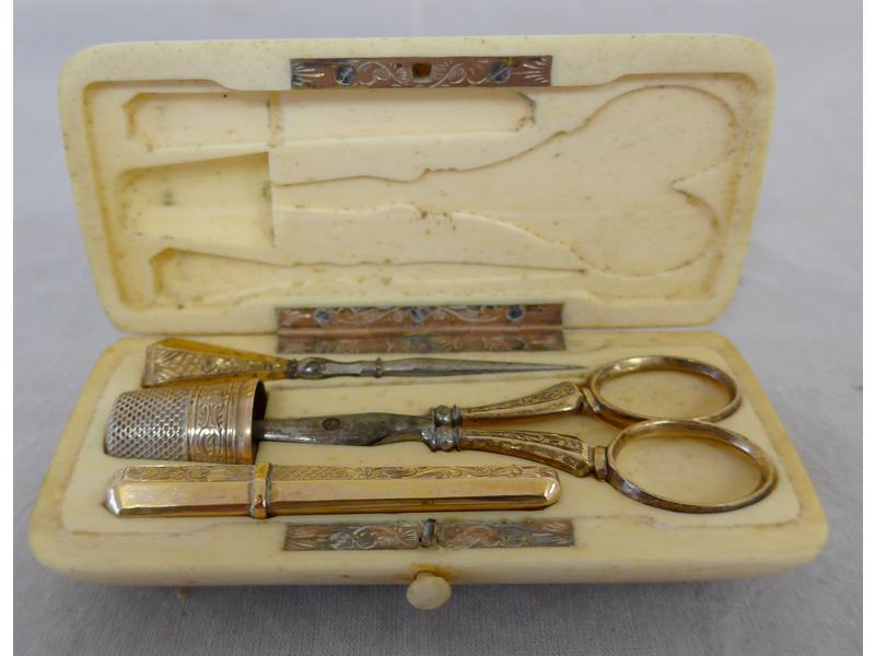PETIT NECESSAIRE A COUDRE en or et métal...