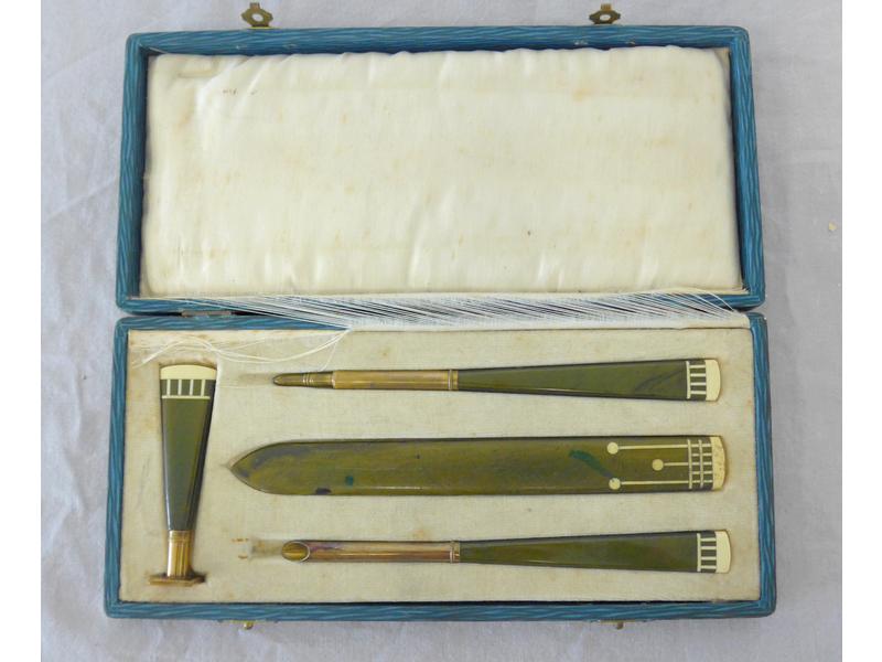 NECESSAIRE à courrier en ivoire et laque...