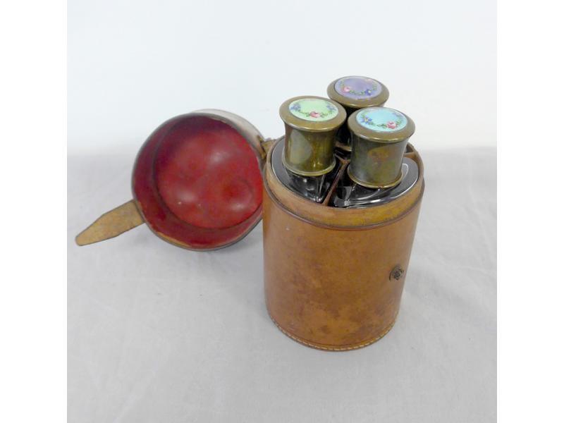NECESSAIRE A SENTEURS DE VOYAGE rond en cuir...