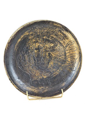 PLAT en terre chamottée à décor gravé dans...