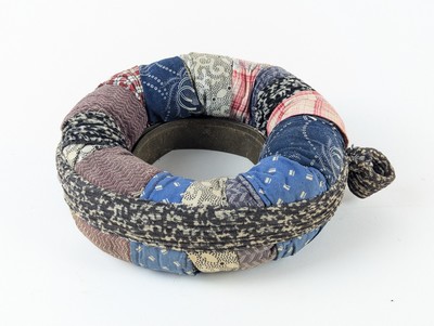 BURUDITTOA ou KOPETIA, petit coussin placé...