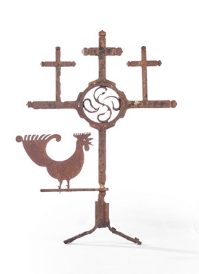 CROIX DE FAÎTAGE en fer forgé, ornée au centre...