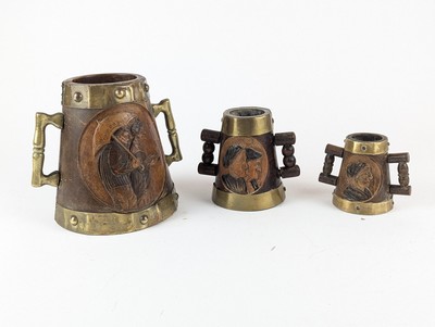 TROIS FERRETAS décoratives en bois et laiton...
