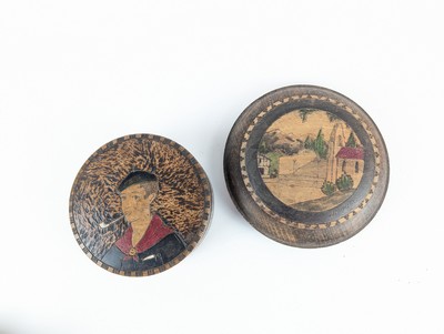 DEUX BOÎTES circulaires en bois pyrogravé...