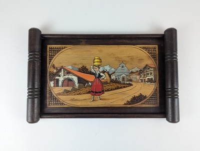 PLATEAU rectangulaire en bois, à décor pyrogravé...