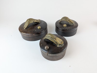 TROIS BOÎTES CIRCULAIRES en bois tourné à...