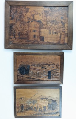 TROIS PLATEAUX rectangulaires en bois sculpté...