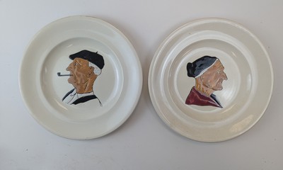 PAIRE D'ASSIETTES en faïence émaillée polychrome,...