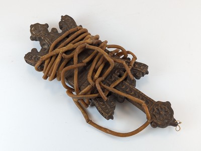ARGIZAOILA ou bougie de deuil en bois sculpté...
