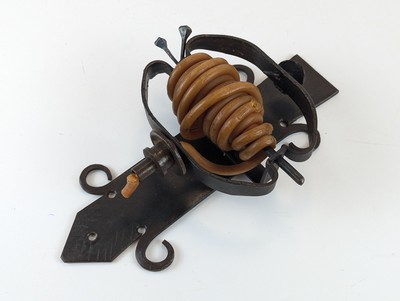 APPLIQUE en métal forgé et martelé à une...