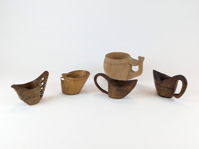 ENSEMBLE DE CINQ TASSES en bois sculpté et...
