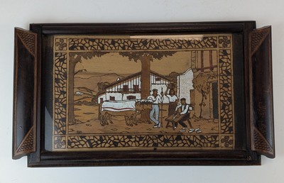 PLATEAU en bois pyrogravé et peint à décor...