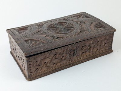 COFFRET en bois sculpté à décor de croisillons...