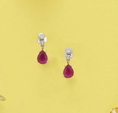 PAIRE DE PENDANTS D'OREILLES en or gris (750)...