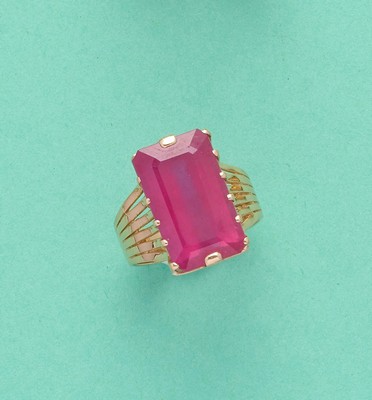 BAGUE en or (750) ornée d'un rubis rectangulaire...