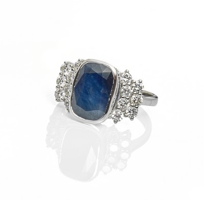 BAGUE en or gris (750) ornée d'un saphir...