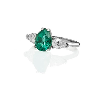 BAGUE en or gris (750) ornée d'une émeraude...