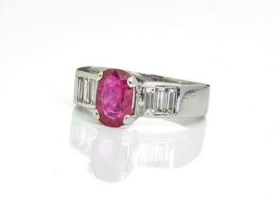 BAGUE en or gris (750) ornée d'un rubis taille...