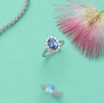 BAGUE marguerite en or gris (750) ornée d'un...