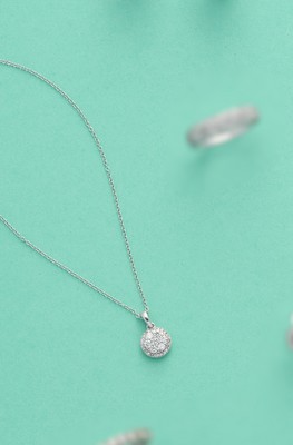 COLLIER en or gris (750) avec pendentif rond...