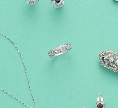 DEMI-ALLIANCE en or gris (750) pavée de diamants...
