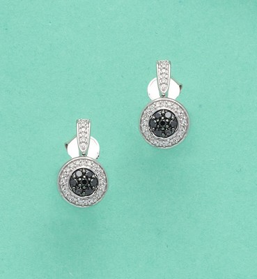 PAIRE DE PENDANTS D'OREILLES en or gris (750)...