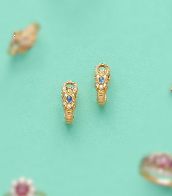 PAIRE DE BOUCLES D'OREILLES en or (750) à...