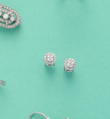 PAIRE DE CLOUS D'OREILLES en or gris (750)...