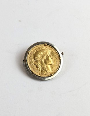 BROCHE en or gris et jaune (750) sertissant...