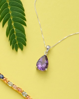 COLLIER en argent (925) orné d'un pendentif...