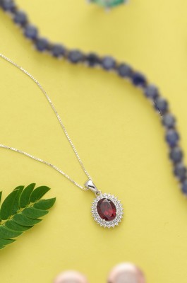 COLLIER en argent (925) orné d'un pendentif...
