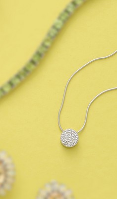 COLLIER en argent (925) orné d'un pendentif...