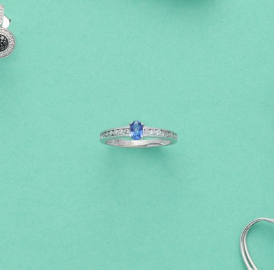 BAGUE en or gris (375) ornée d'un saphir...
