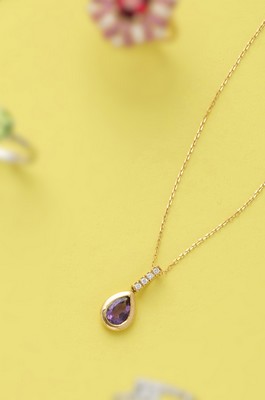 COLLIER en or (375) orné d'un pendentif avec...
