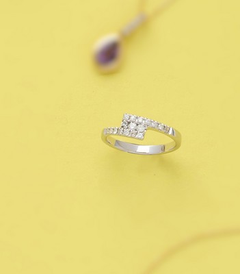 BAGUE en or gris (375) formée de deux branches...