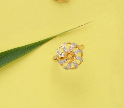 BAGUE en or (750) en forme de fleur sertie...