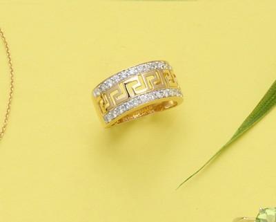 BAGUE en or (375) ornée d'une frise de grecques...