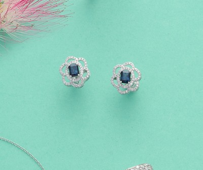 PAIRE DE BOUCLES D'OREILLES en or gris (375)...