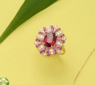 BAGUE en or (750) ornée au centre d'une rhodolite...