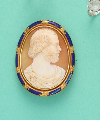 BROCHE ovale ornée d'un camée sur coquillage...